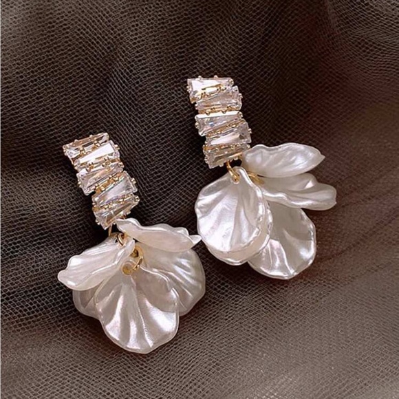 Gorjana Jewelry - BRAND NEW🤍 French Vintage Style Pearl Rhinestone Earrings with Flower Pendant